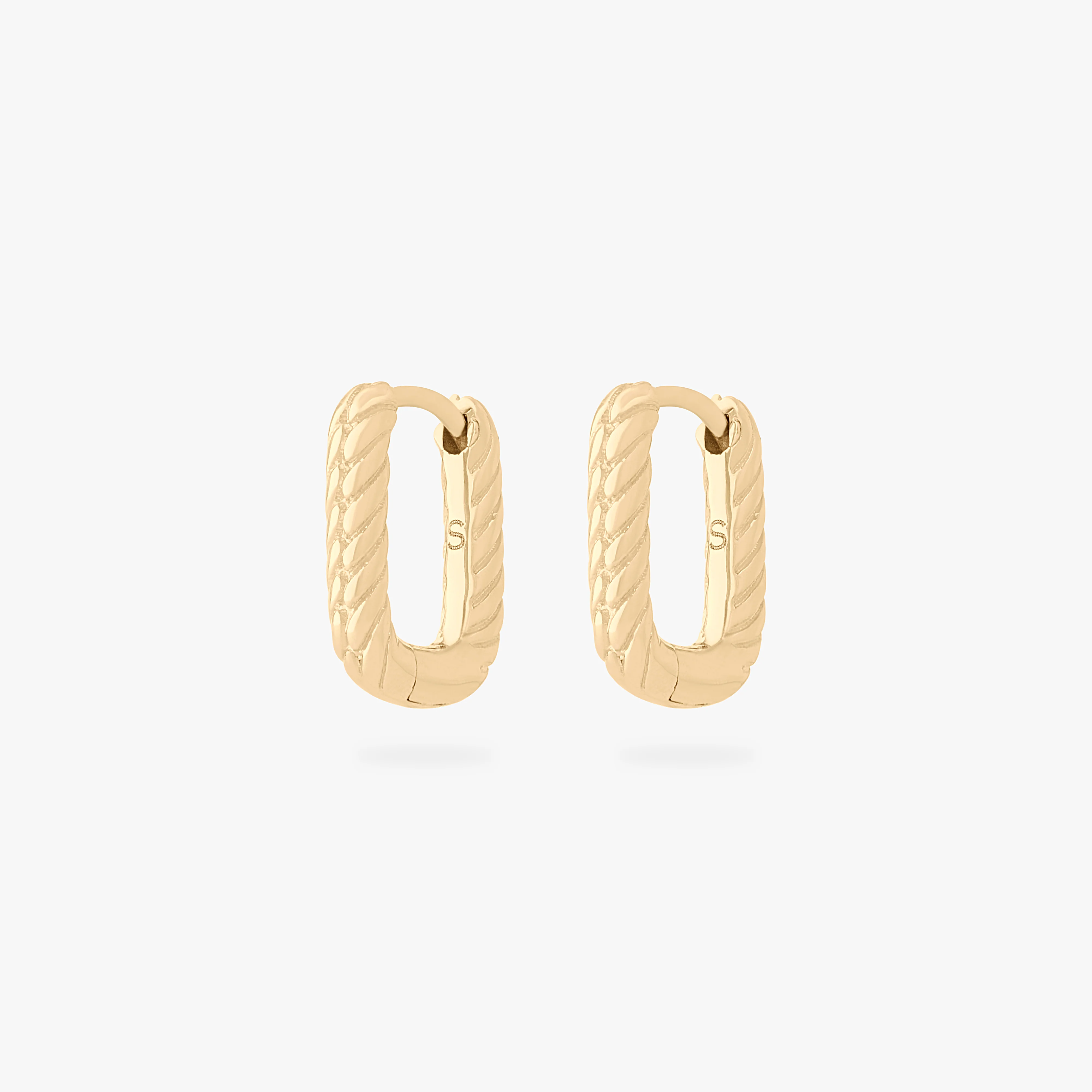 125-square-twist-huggie-4.webp Square Twist Huggie