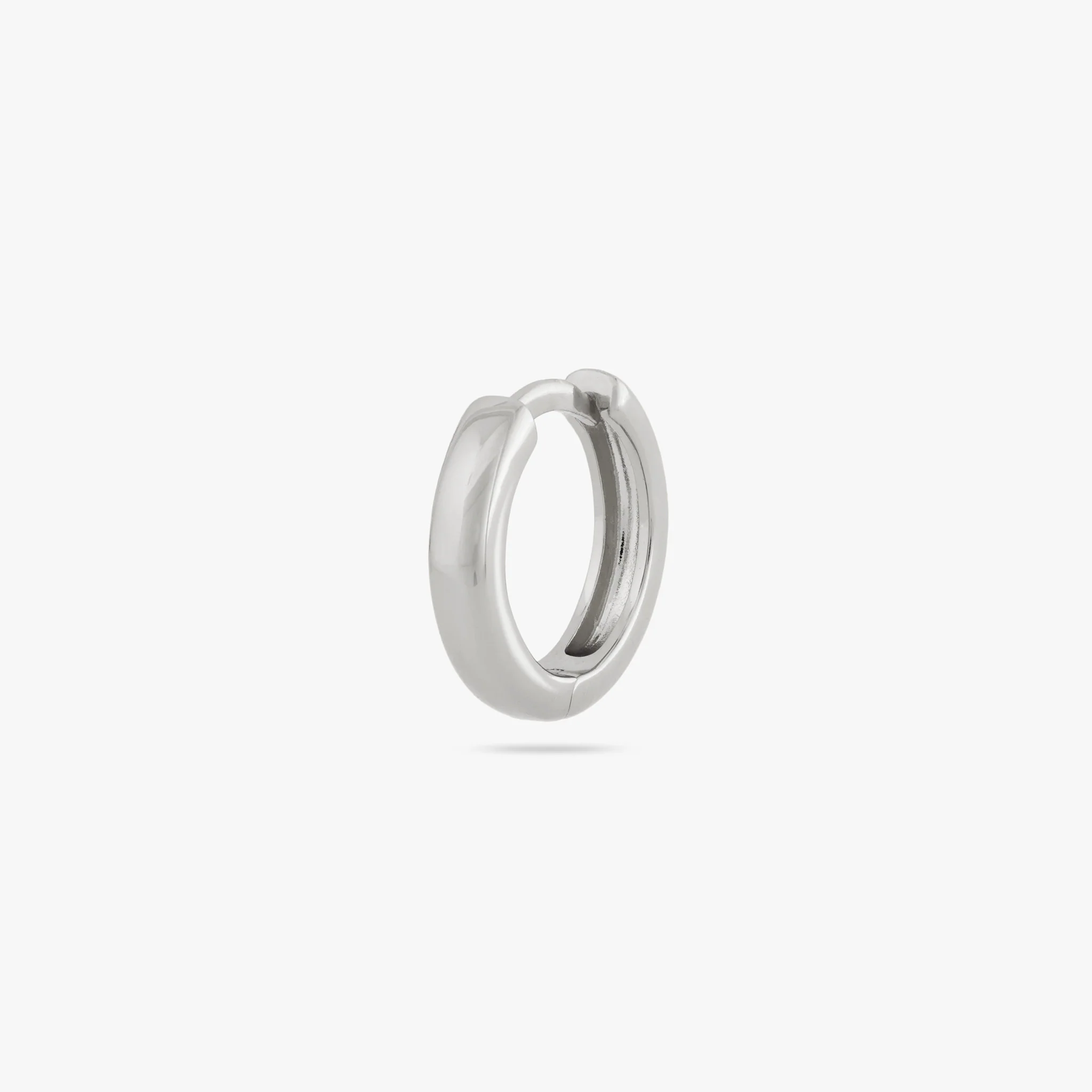 621-small-chunky-huggie-5.webp Small Chunky Huggie